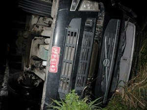 Motorista morre após carreta carregada com sacos de ração tombar na BR-101