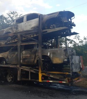 [Vídeo] Caminhão-cegonha carregado com picapes pega fogo em Novo Lino