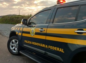 PRF recupera veículo roubado na BR-101, em Flexeiras