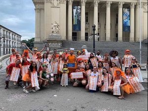 Grupo de 48 foliões se fantasia de ‘depósitos de Queiroz’ no Rio