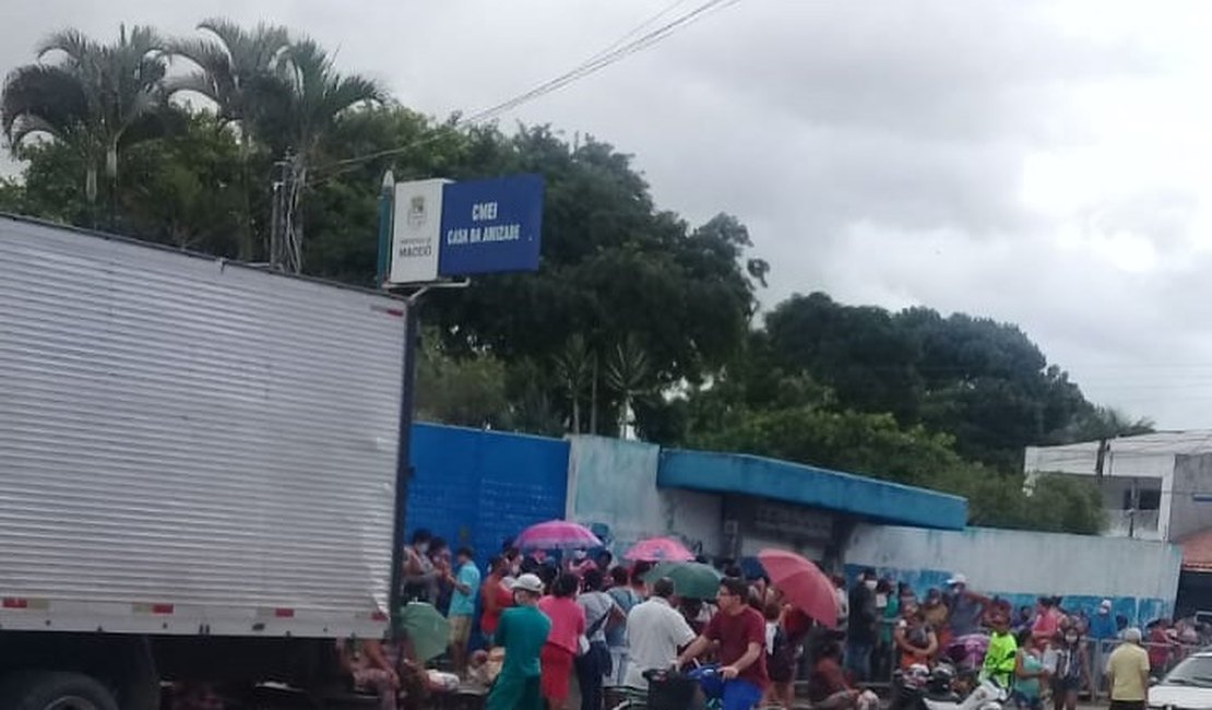 Distribuição de cestas básicas gera fila e aglomeração em bairro de Maceió