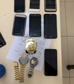 PC prende dupla e recupera motocicleta e celulares roubados em Murici