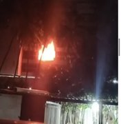 Incêndio destrói apartamento em prédio residencial na Cruz das Almas