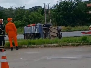 Motorista perde o controle da direção e capota Doblô deixando quatro feridos no Pilar