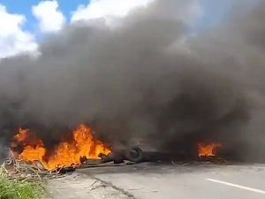 Moradores do Rio Largo fecham trecho na BR-104 em manifestação sobre alagamentos