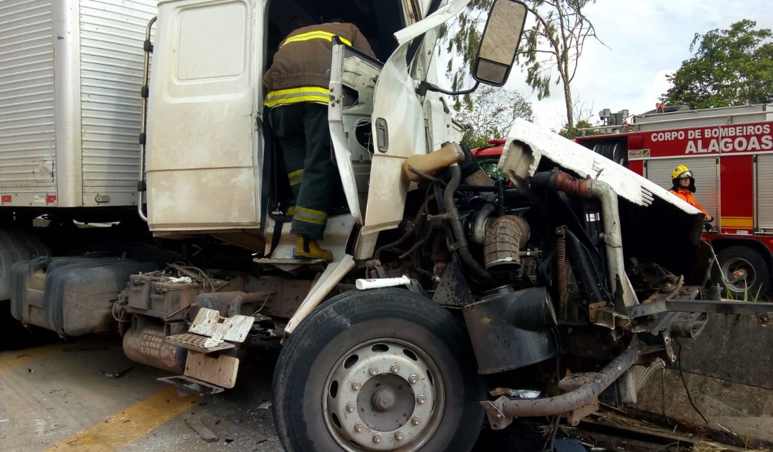 Carreta colide em mureta e deixa preso às ferragens na BR-101