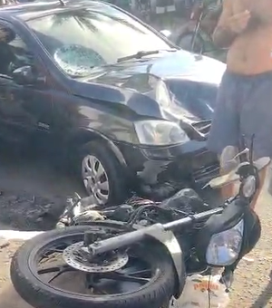 Jovem fica ferido em colisão envolvendo dois carros e uma moto em Maceió