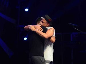 Namorado ‘invade’ palco e pede Lulu Santos em casamento