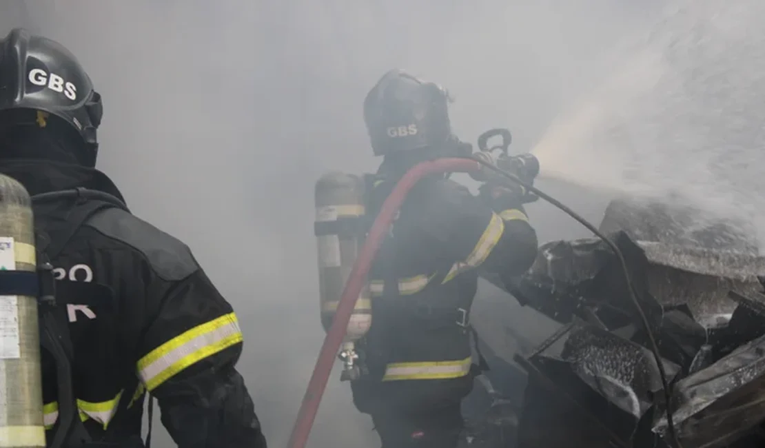 Possível incêndio criminoso destrói casas no Village Campestre, em Maceió