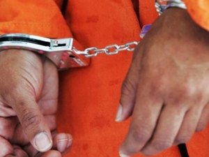 Duas pessoas são presas e dois menores apreendidos acusados de roubo a transeunte