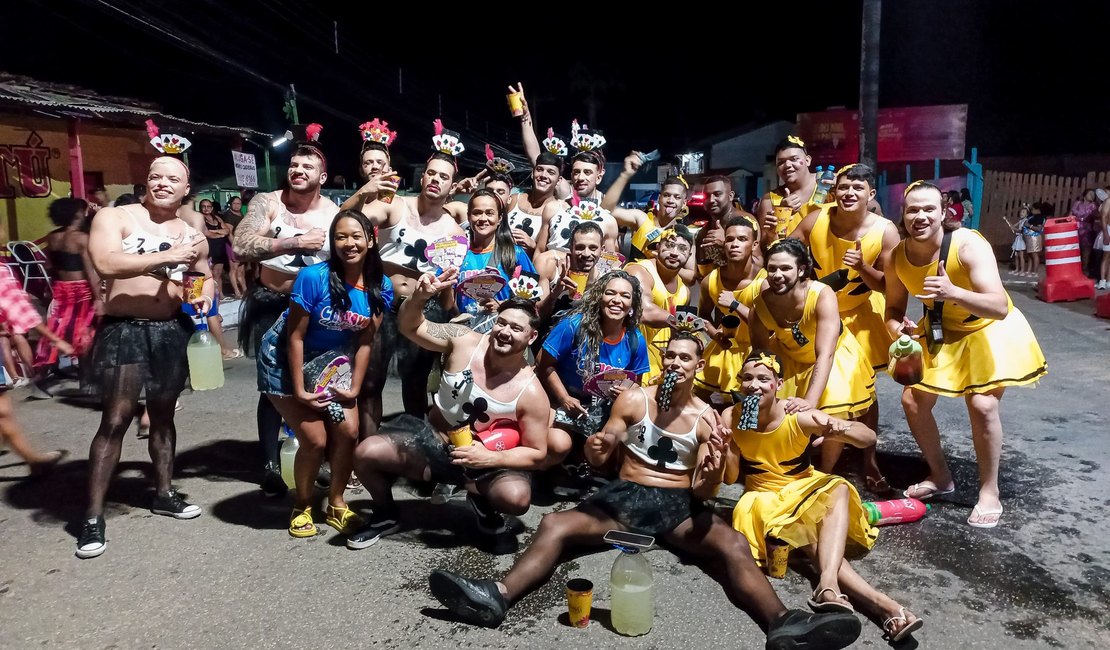 Pecinhas e Pegadas da Lei esbanjam irreverência no Corredor da Folia em Palmeira