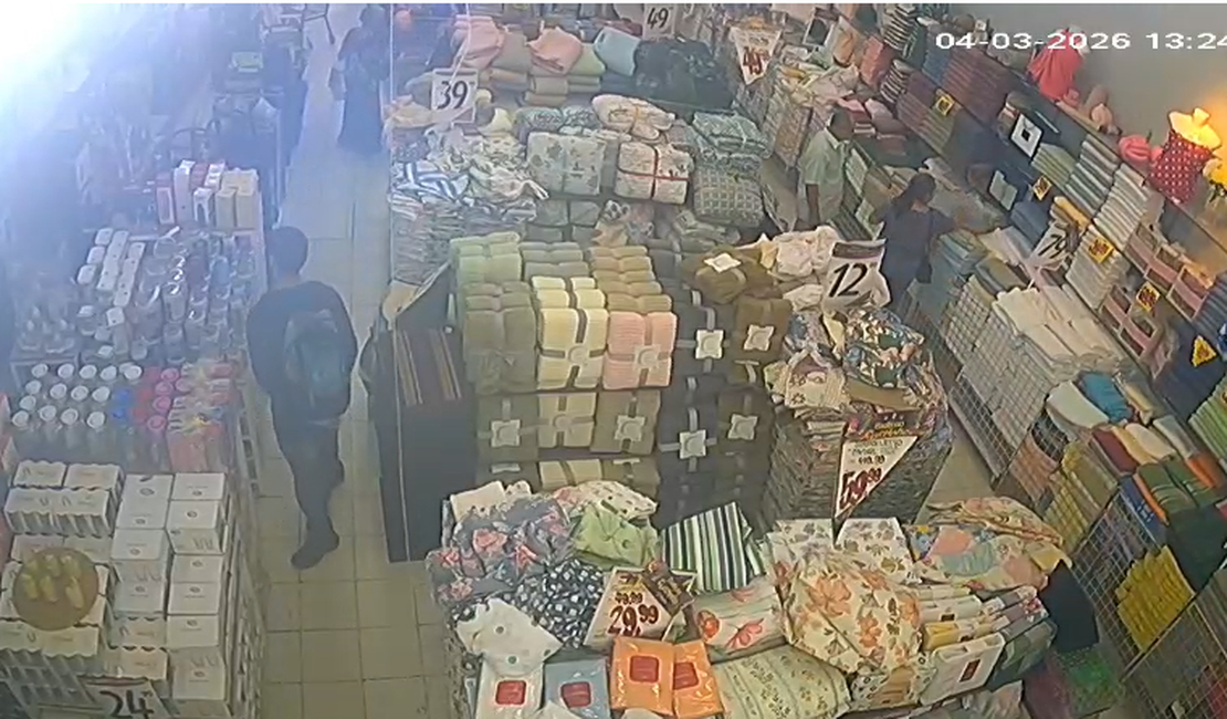 [Vídeo] Câmera de videomonitoramento flagra dupla furtando loja no Centro de Arapiraca