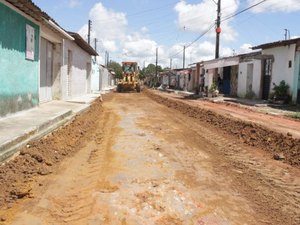 Obras de pavimentação beneficiam 600 moradores do Conjunto Frei Damião