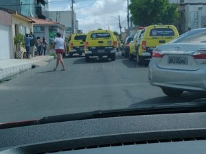 Homem pula muro de residências para fugir de populares, após cometer assalto, no bairro Alto do Cruzeiro