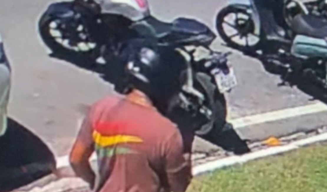 Câmera flagra furto de moto na orla da Pajuçara, em Maceió