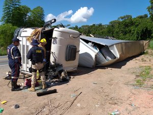 Tombamento de carreta deixa vítima em estado grave