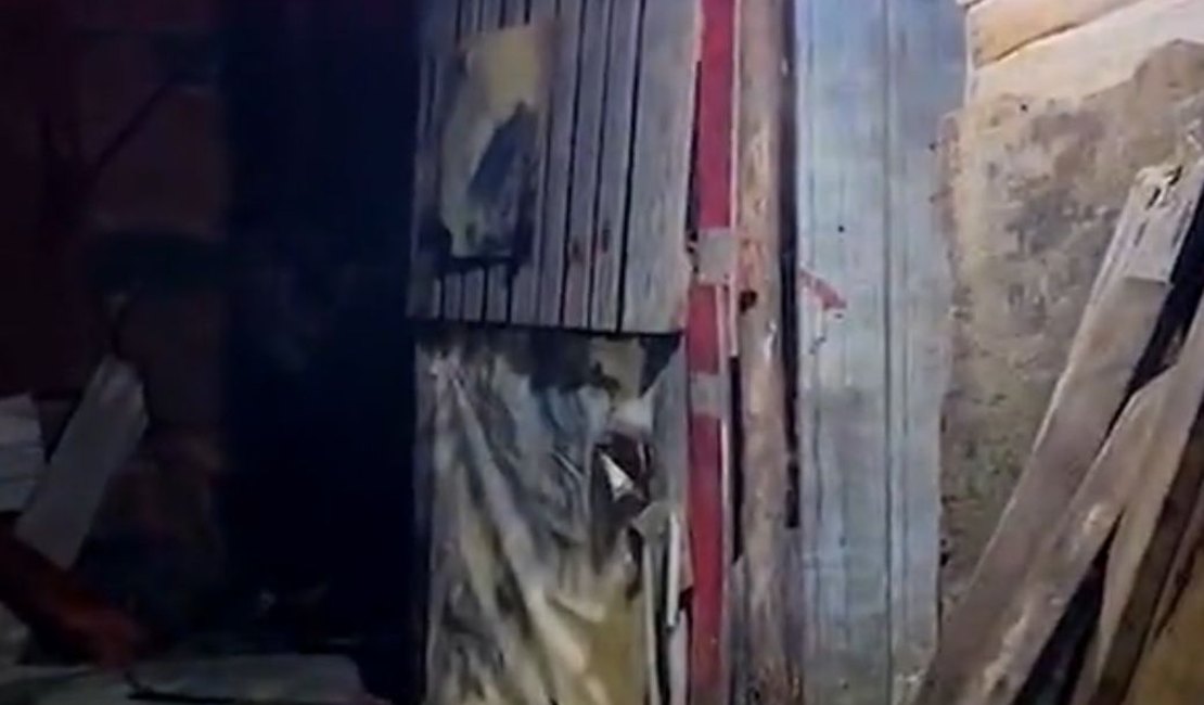 Criminosos invadem barraco e executam ex-presidiário com 12 tiros na parte alta de Maceió