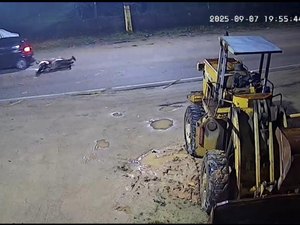[Vídeo] Motociclista colide com a traseira de carro e cai na pista no município de Matriz de Camaragibe