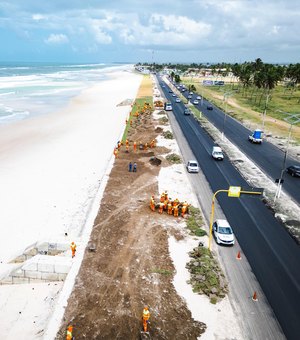 Parque linear do Pontal da Barra recebe aplicação de grama