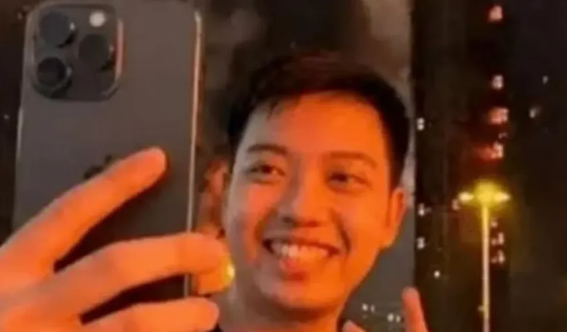 Influencer é preso após postar selfie em frente a incêndio com 159 mortos