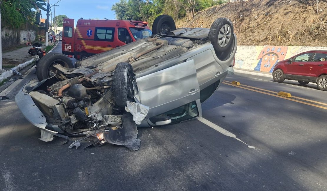 [Vídeo] Jovem fica ferido após bater em poste e carro capotar na Av. Governador Lamenha Filho