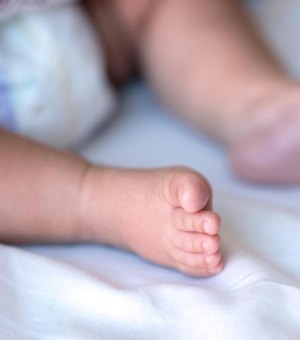 Mãe é presa por tentar matar bebê de oito meses asfixiado em Maceió