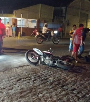 Motociclista avança sinal vermelho e causa acidente em cruzamento