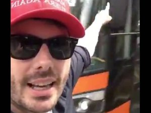 Danilo Gentili é atingido por ônibus na Avenida Paulista