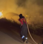 Incêndio causa perigo ao atingir grande área de vegetação em Porto de Pedras