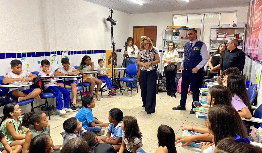 Leonardo Dias visita escola bilíngue em Pilar e anuncia implantação do método em Maceió