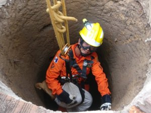 Cachorro é resgatado em fossa de 15 metros