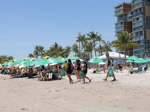 Educação ambiental: mutirão de limpeza mobiliza voluntários na praia da Pajuçara, em Maceió