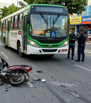 Colisão entre ônibus e ‘cinquentinha’ deixa motociclista desorientado em Palmeira