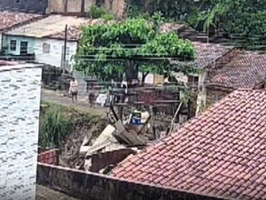 Chão de área localizada na Grota do Pau D’Arco desaba após fortes chuvas em Maceió