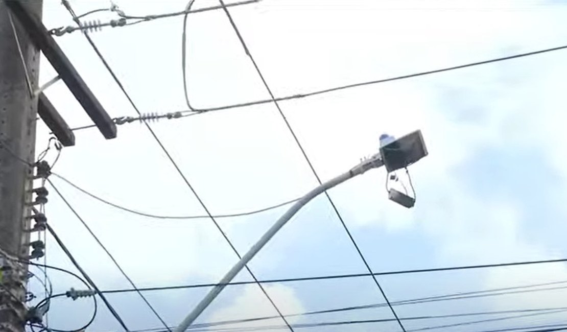 Suspeito de tentar furtar fios sofre choque elétrico e cai de poste em Maceió