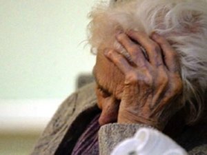 Filha se descontrola e agride a própria mãe 