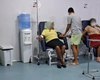 [Vídeo] Técnico de laboratório é filmado atendendo a própria mãe em UPA de bermuda e chinelos