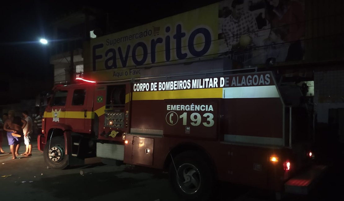 Supermercado é atingindo por incêndio de grande proporção em Joaquim Gomes