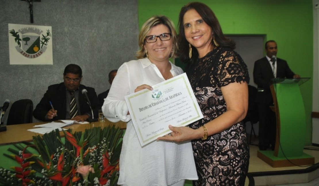 Jornalista Mônica Nunes recebe título em Arapiraca