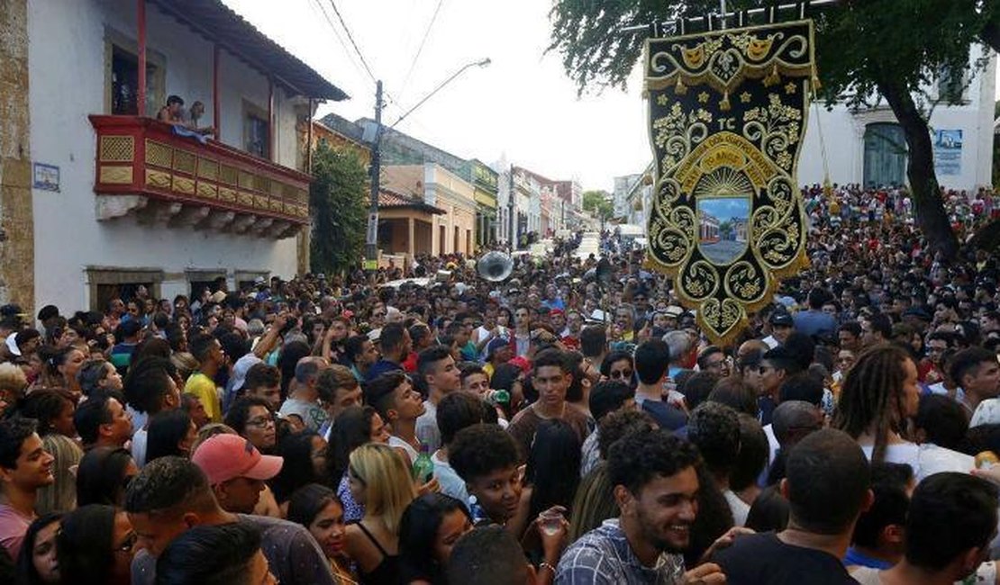 Foliões podem ter pego infecção após serem furadas por seringas no Carnaval, em Pernambuco