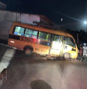 Ônibus colide em residência no Centro de Branquinha