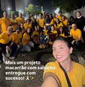 Bruna Marquezine e Shawn Mendes ajudam a distribuir quentinhas no Rio de Janeiro