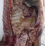 Carne é vendida em bancas enferrujadas em Arapiraca