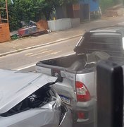 Engavetamento envolvendo cinco veículos congestiona Avenida Josefa de Melo