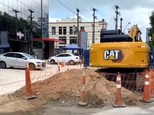 Obra da BRK no bairro Ponta Verde segue causando transtornos na região