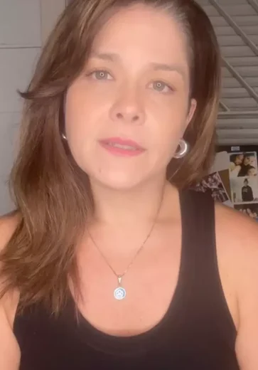 Samara Felippo tem fotos apagadas de rede social por suposta nudez infantil e se indigna: 'Que loucura'