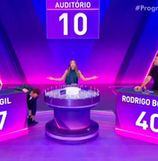 Raul Gil repete feito de Silvio Santos e perde as calças em programa