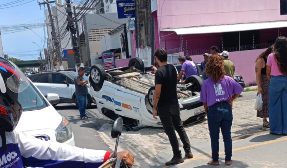 [Vídeo] Acidente entre dois carros provoca capotamento e táxi fica virado na Av. Gustavo Paiva