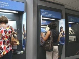 Servidores começam a receber rendimentos de março