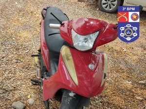 Morador de rua é flagrado empurrando ciclomotor para dentro de casa abandonada em Arapiraca